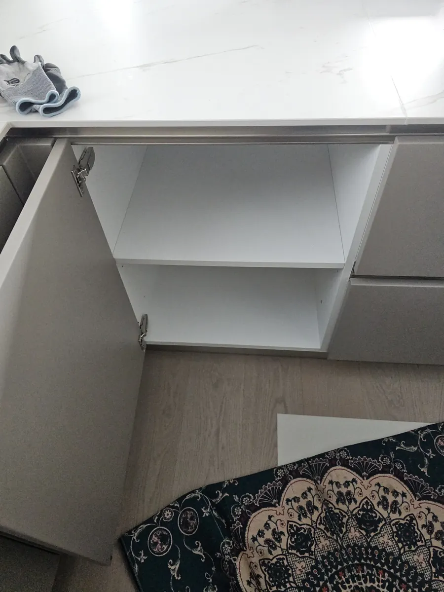 하부장 도어 열어 내부 점검 — 주방리폼 시공